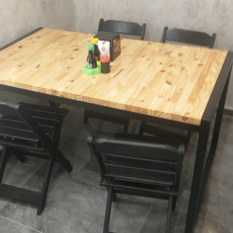 Churrasqueira artesanal em metal e madeira