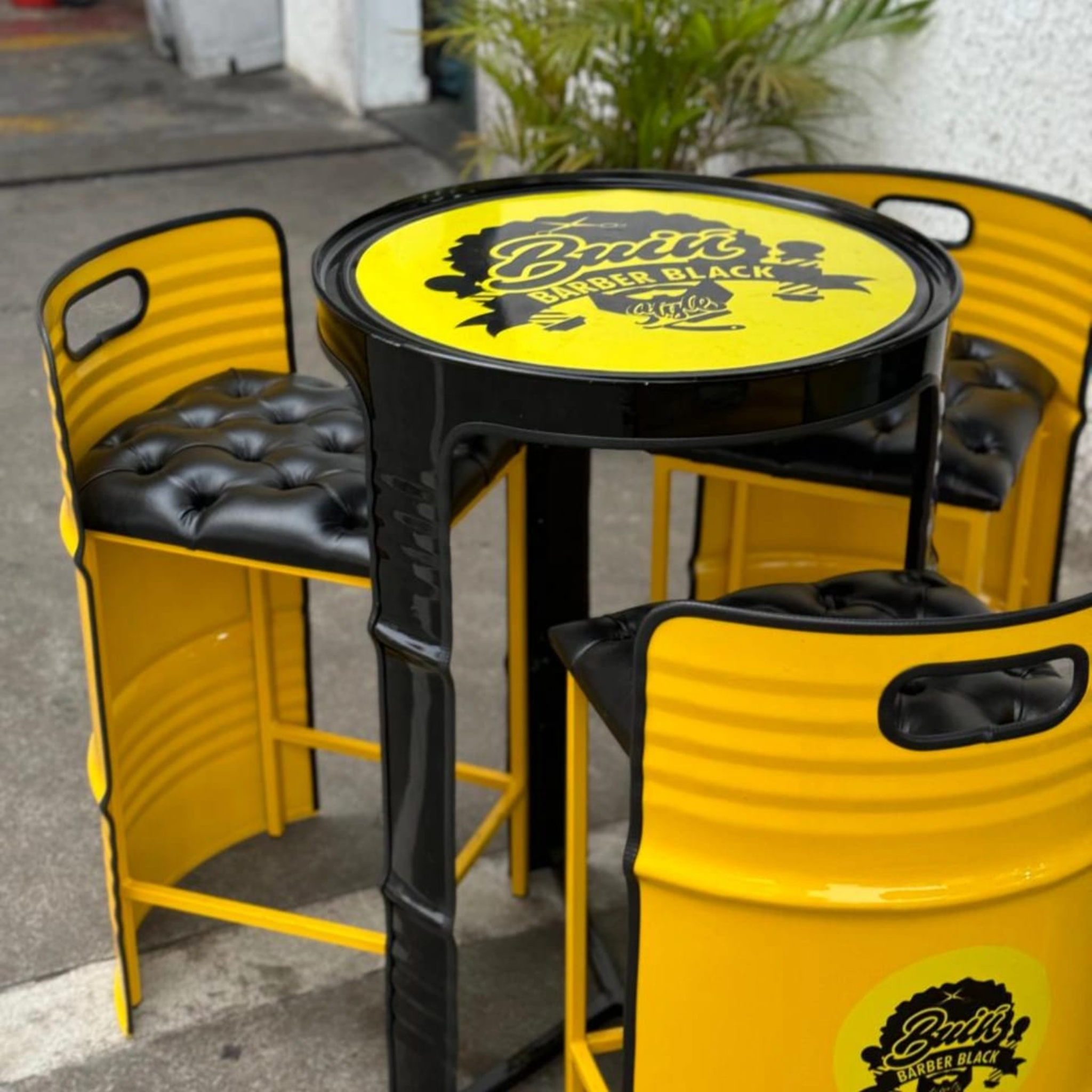 Prateleiras metálicas com acabamento sofisticado